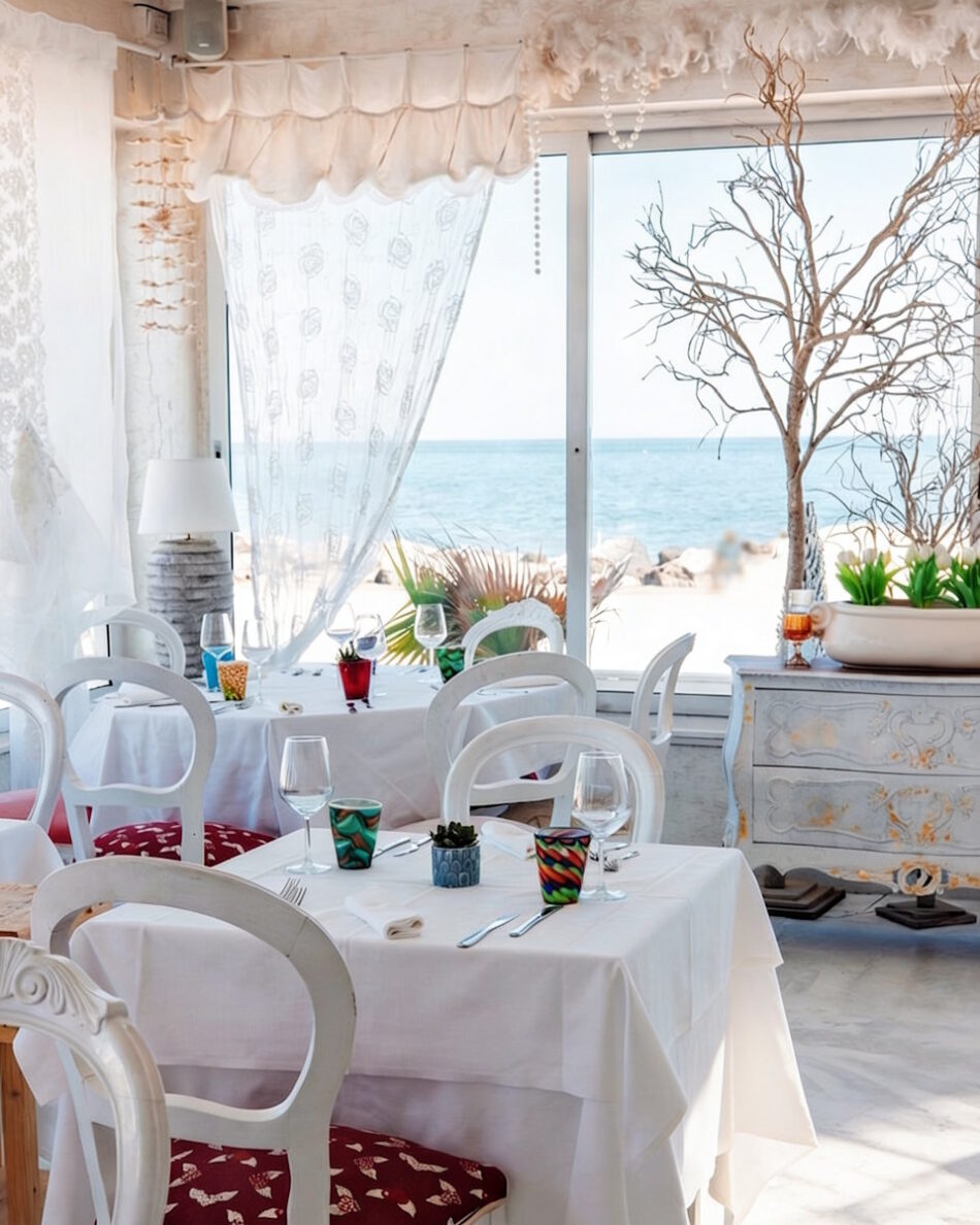 Un ambiente raffinato dove l’eleganza del design incontra la brezza del mare di Misano per un’esperienza unica.